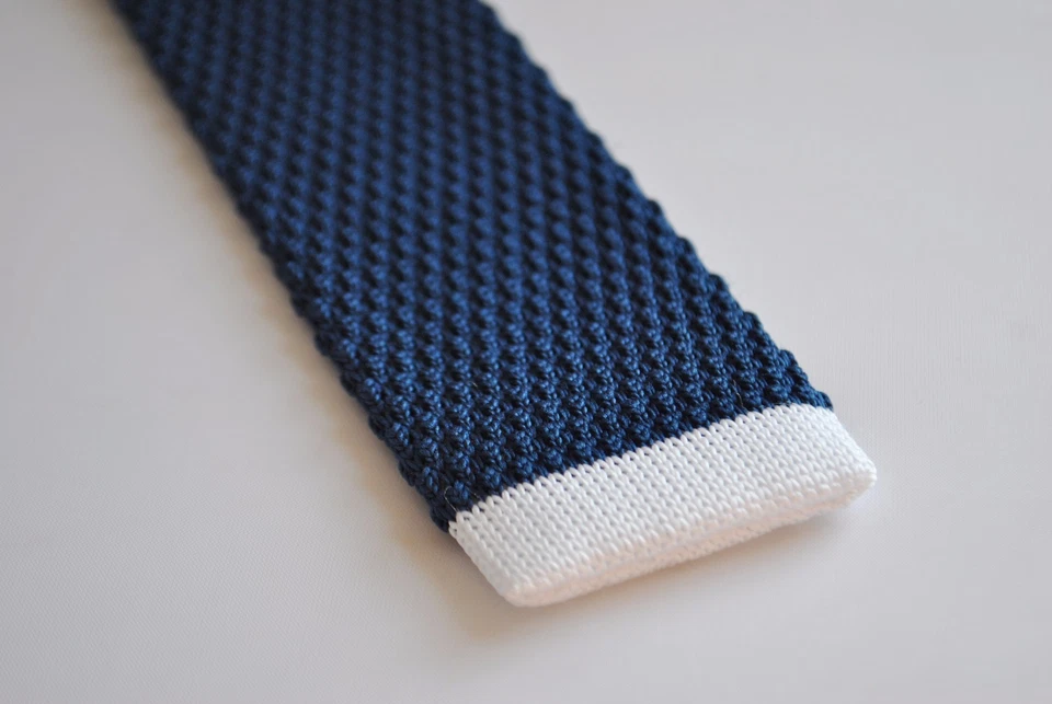 Corbata tejida de seda para hombre - azul marino oscuro blanco punta ajustada por Frederick Thomas Foto 4 de 4