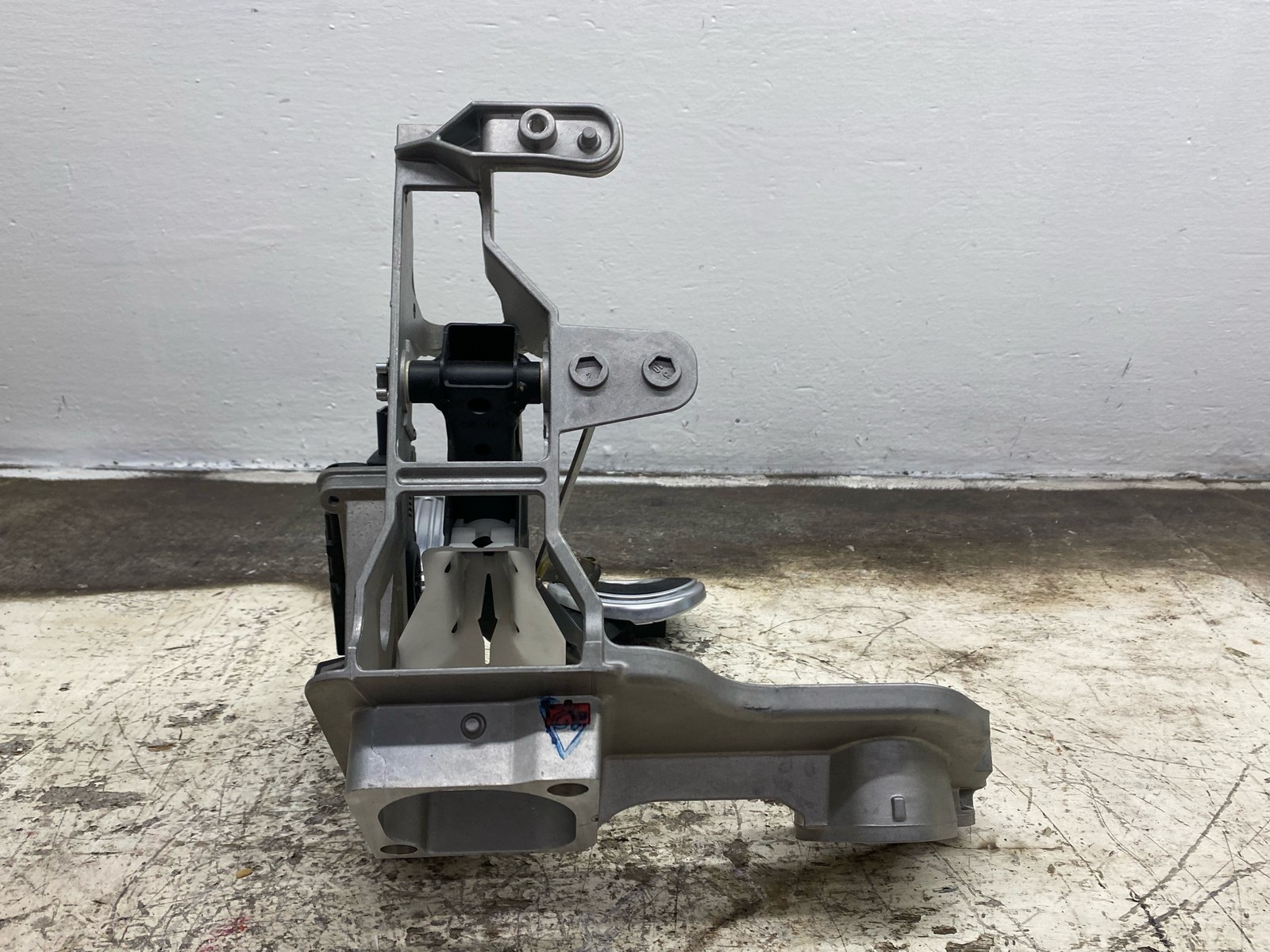 2010-2020 BENTLEY MULSANNE BRAKE GAS ACCELERATOR PEDAL BRACKET MOUNT ASSEMBLY