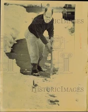 1986 Press Photo Man Shoveling Snow from Sidewalk - lrb37845