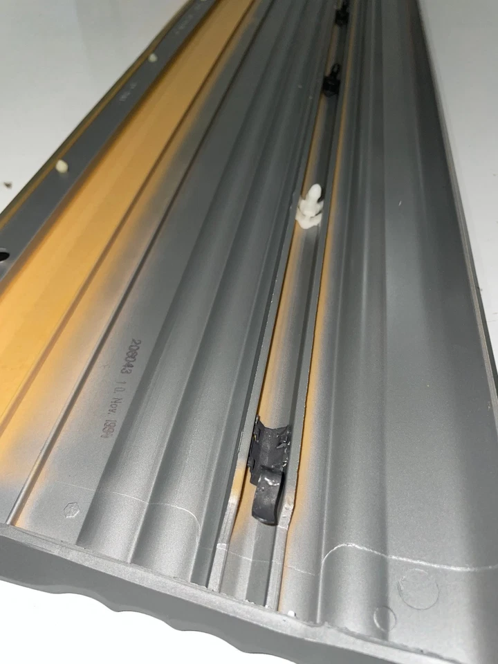 Paneles inferiores delanteros LH Mercedes-Benz - 126-690-23-40 - para 500SEL, 380SE y más Foto 4 de 4