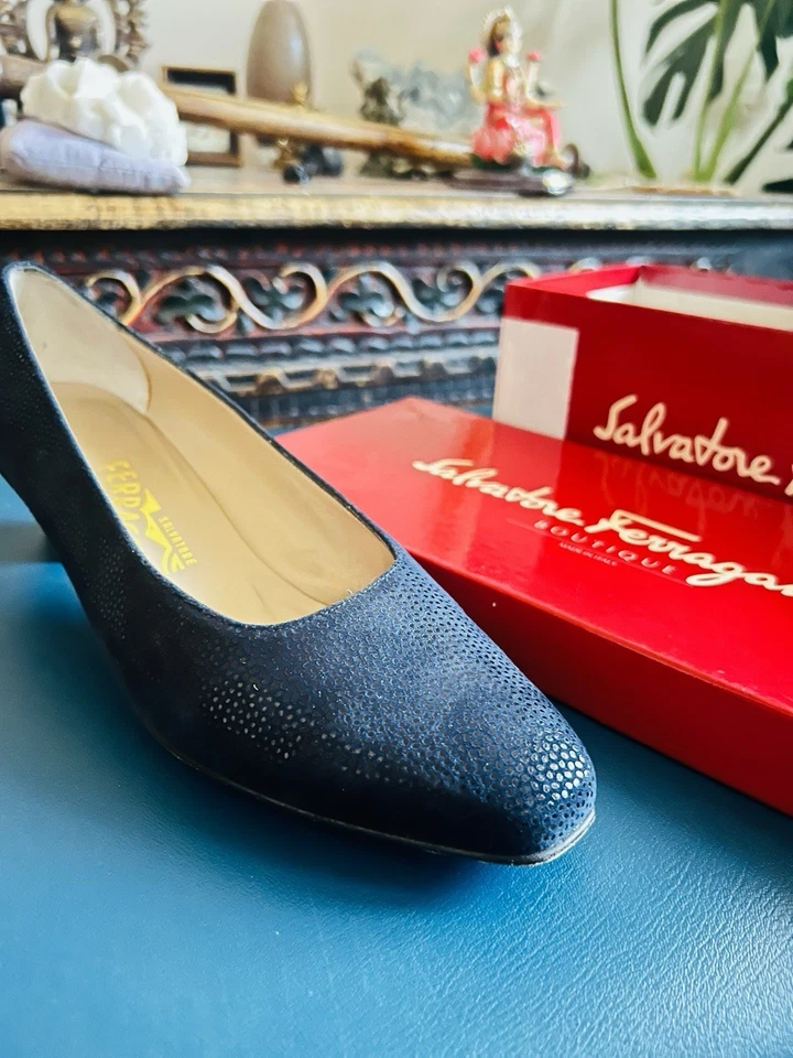 VINTAGE Salvatore Ferragamo Tacones Damas Gamuza - Talla 9 Mil millones Azul Guijarro Foto 2 de 4
