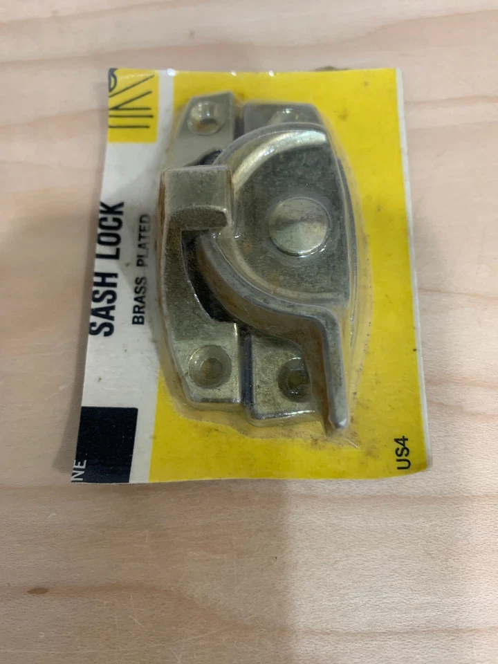 Cerradura de ventana vintage Stanley chapada en latón nuevo stock antiguo. Foto 4 de 4