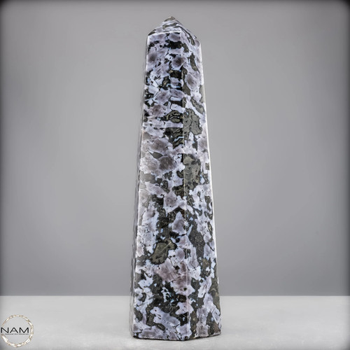 Natürlicher Merlinit (Gabbro) Kristall Obelisk – 2312,18g Natürlicher Merlinit (Gabbro) Kristall Obelisk – 2312,18g