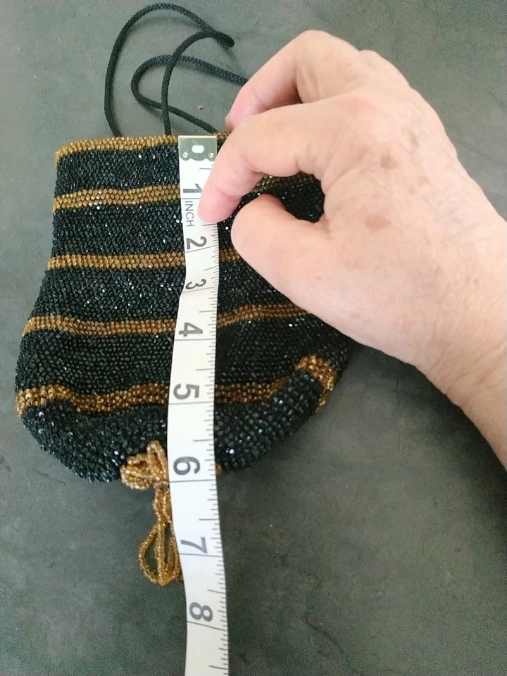 Antiguo bolso de noche forrado con cuentas a rayas negras y doradas de colección, retícula, 5"x6" Foto 4 de 4