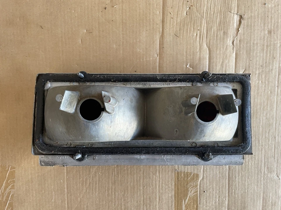 Oldsmobile Starfire 1966 conjunto de luces traseras lado derecho del pasajero Foto 2 de 3