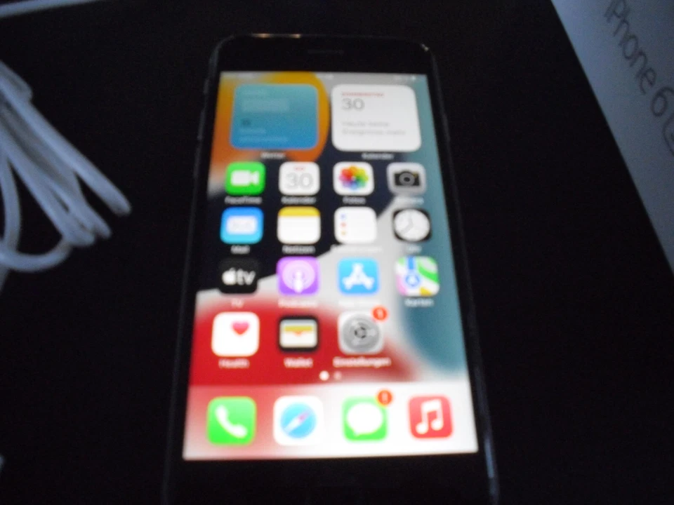Apple iPhone 6S ,64GB Silber in OVP, ohne Simlock, mit Ladekabel,guter Zustand - Bild 2 von 3