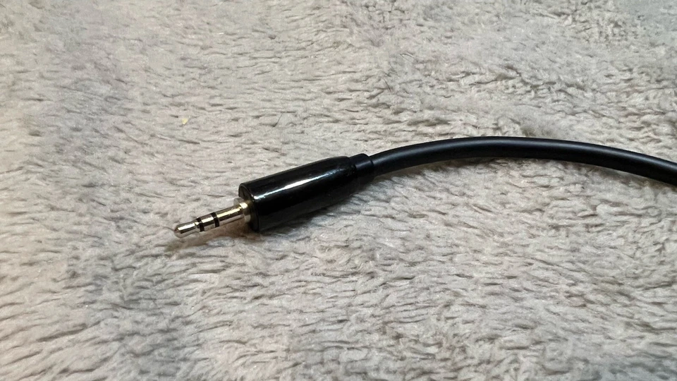 Rocketfish 2.5mm Male to 3.5mm Female Stereo Adapter – Headset / Headphones - Image 3 of 4