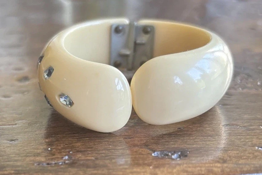 Brazalete brazalete vintage blanco crema azul estrás baquelita con bisagras: DP Foto 3 de 4