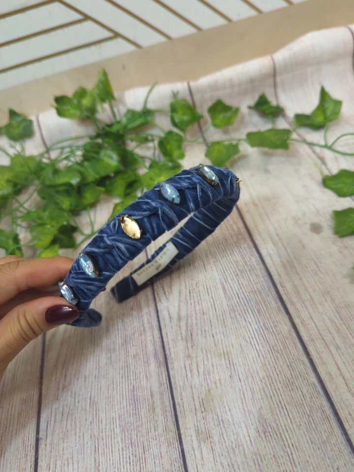 Diadema Anthropologie AZUL TERCIOPELO adornada con cristal violeta y Brooks Foto 3 de 4
