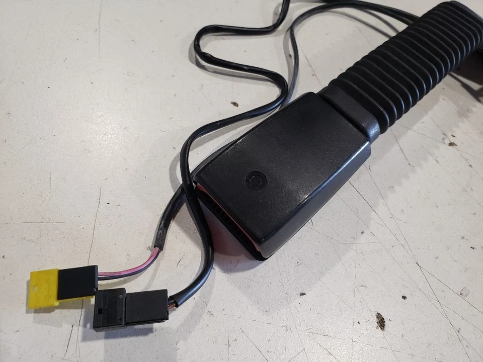 BMW Z3 1998 - Hebilla del cinturón de seguridad lateral derecho - OEM 8221014 Foto 2 de 4