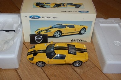 FORD GT yellow with black stripes  AUTOART 73022 / 1:18  SUPERB!! in box