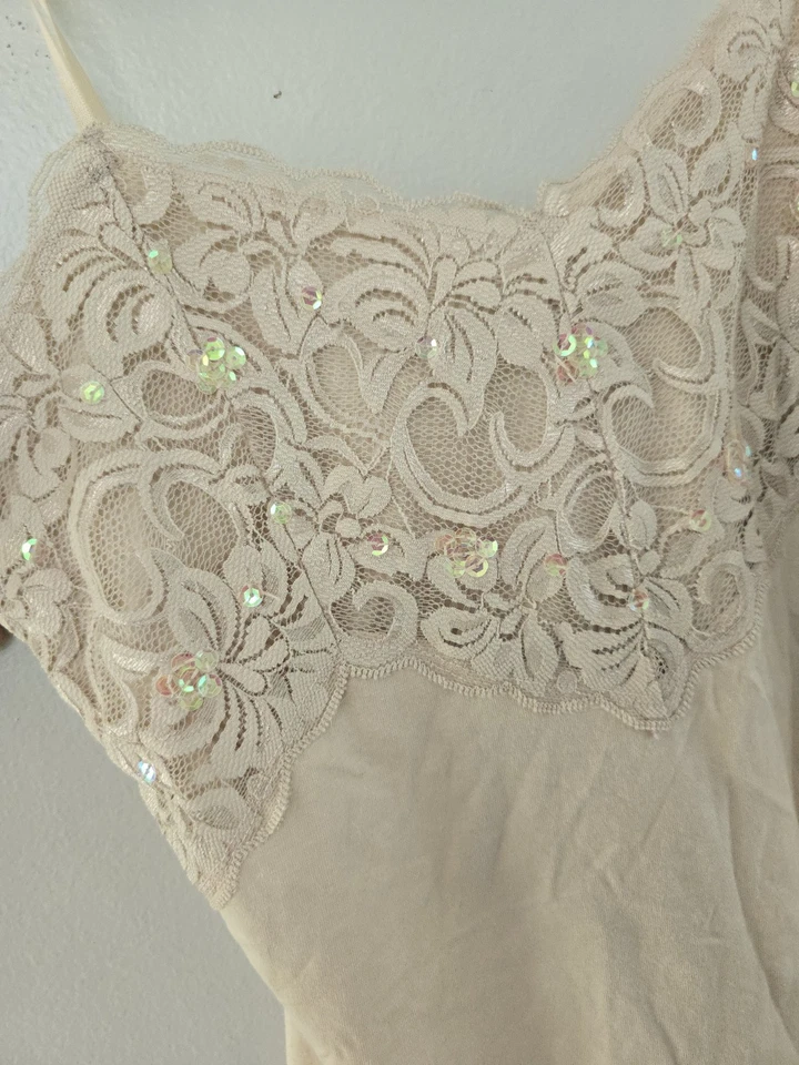 Top cami mediano Y2K sombra de ojos crema encaje lentejuelas Foto 2 de 4