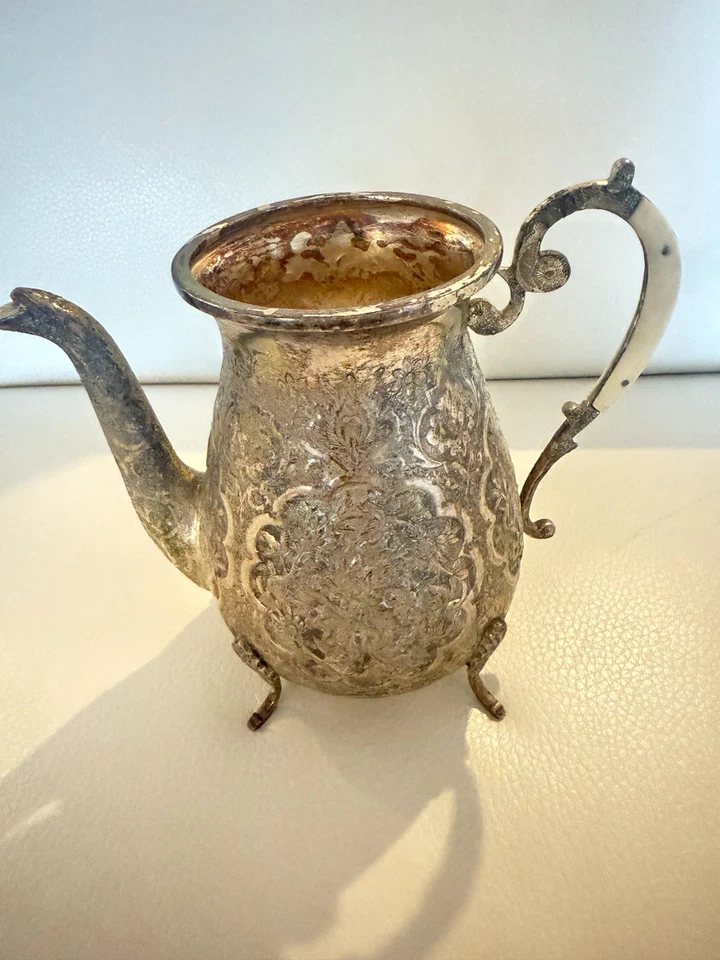 ANTIGUA TETERA PLATEADA CAFETERA ORNAMENTADA DISEÑO FLORAL BASE CON PATAS Foto 3 de 4