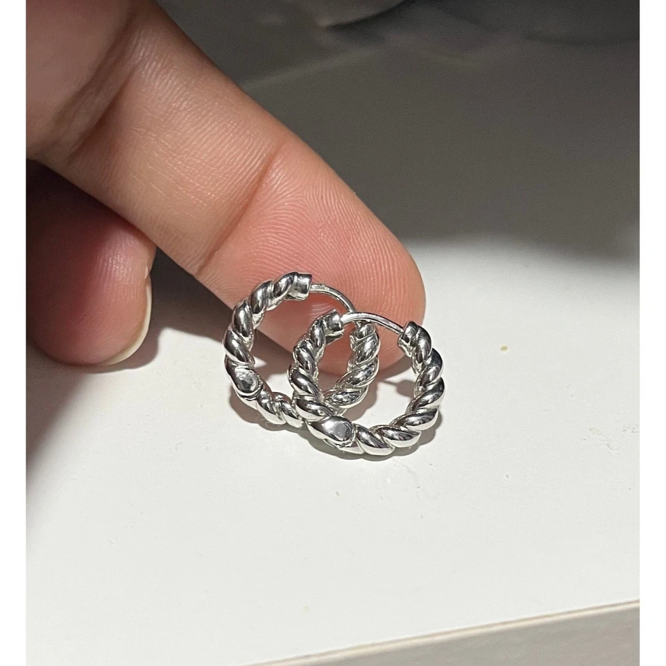 Brincos pequenos de argola de corda torcida folheados a ouro branco 18k huggie huggies martelados - Imagem 2 de 4