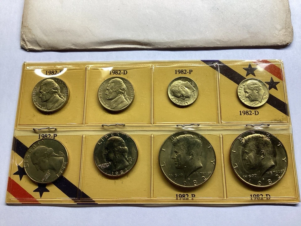 1982 P & D Souvenir Mint Set Private Label 081225 95re - Image 3 of 4