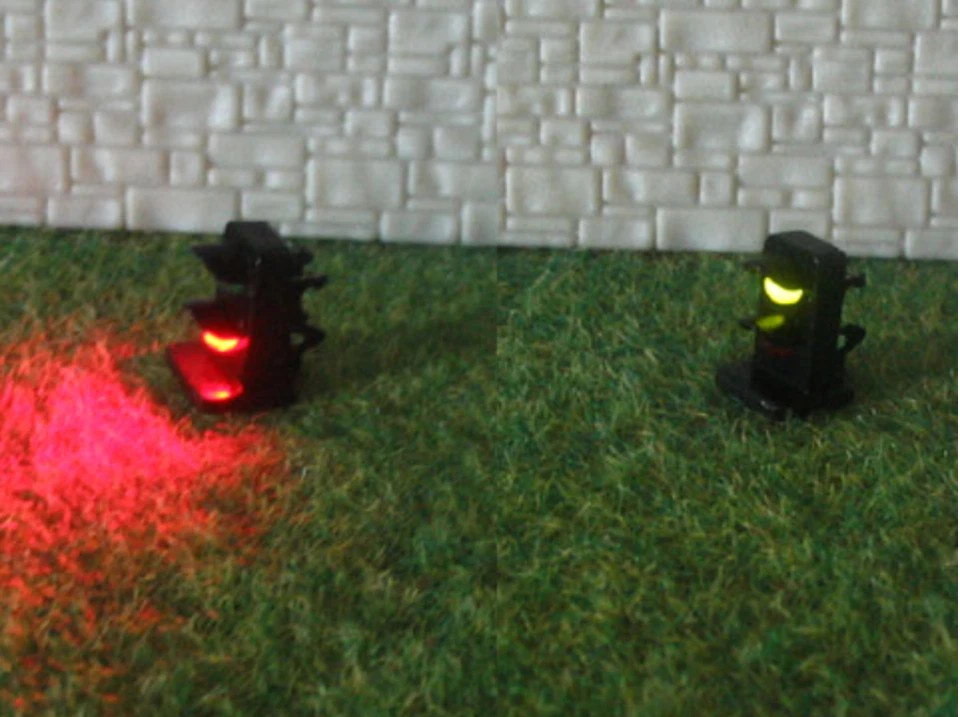 10 x HO scale dwarf block signal LED made model railroad 2 aspect Green over Red - Image 2 of 4