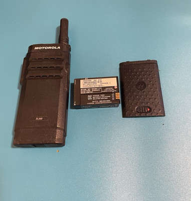 Motorola SL300 UHF Display two-way Radio AAH88QCC9JA2AN / W BATTERY