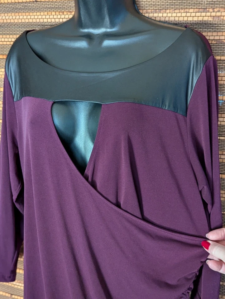 Nuevo Top Tórrido Talla 2/2X Ciruela Elástico Negro Imitación Cuero Yugo Sobrepelliz Cuello en V Foto 4 de 4