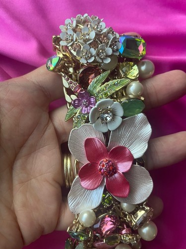 Bracciale Betsey Johnson Opulento Fiore Metallico Fiore Dragonfly Wasp Insetto perla - Foto 4 di 8