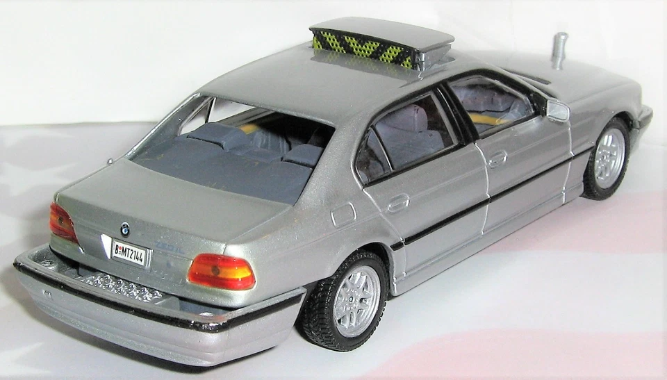 1/43 = HOLLYWOD / JAMES BOND / 007 / 1997 97 BMW 750 IL / Rubber Tire Sports Car - Image 2 of 4