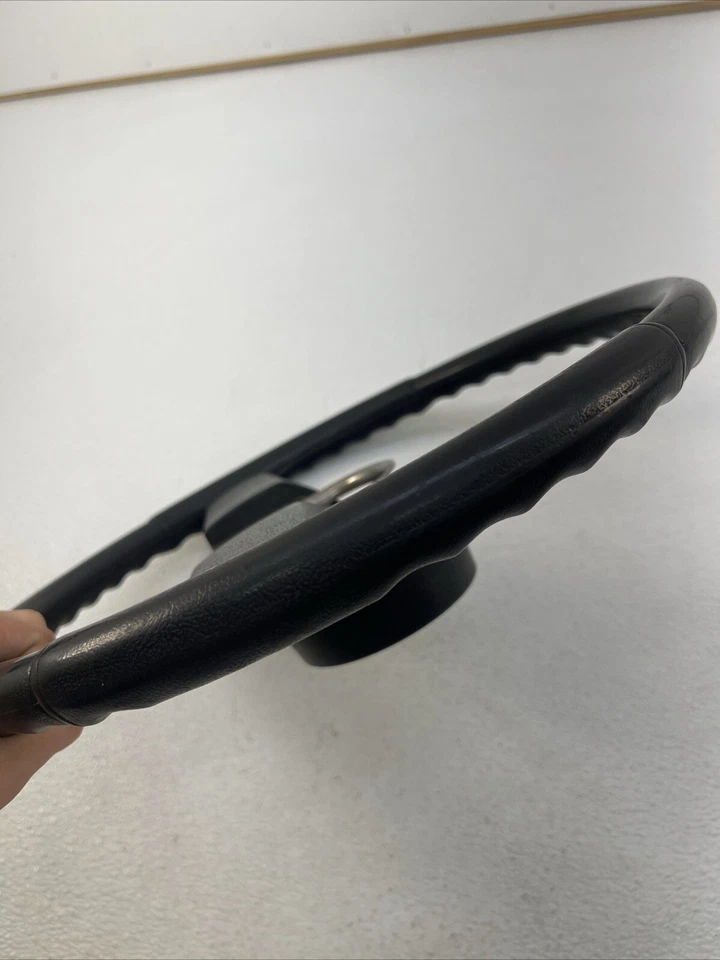 Оригинальный черный литой резиновый руль 82–85 Chevy S-10 Blazer & More - Изображение 3 из 4