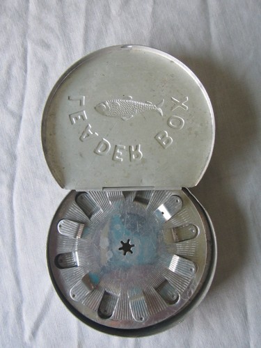 Vintage Aluminium Angelschnur Vorfach Box - Spenderbox mit geprägten Fischen - Bild 2 von 6