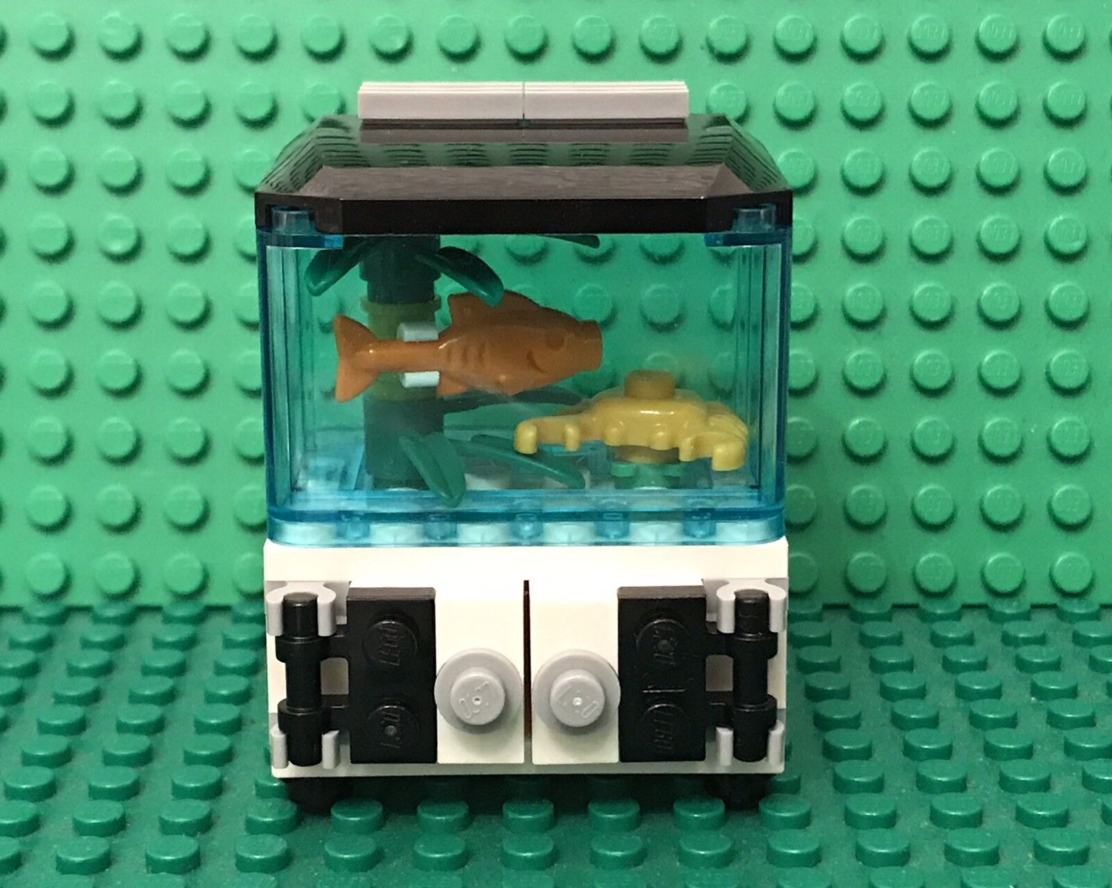 Lego City Prebuilt Mini Figures Aquarium / Gold Fish Tank With Crab And Plants