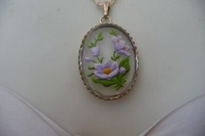 GLASS FLOWERED CAMEO PENDANT ON GOLD TONE CHAIN NECKLACE 812A