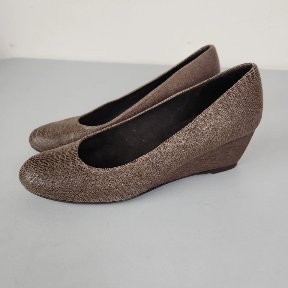 Sapatos Stuart Weitzman Feminino 7 Marrom Estada Texturizado Salto Cunha Bombas NOVO - Imagem 3 de 4