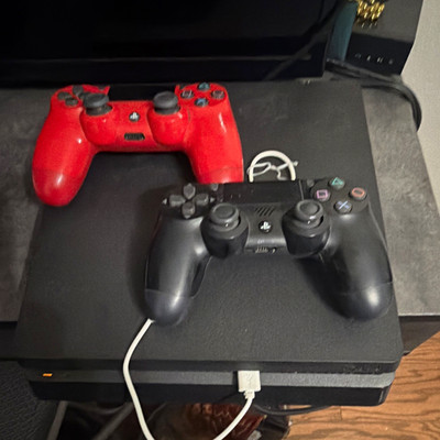 Sony PlayStation 4 PS4 Console Bundle w/ 2 Controllers, Games, HDMI