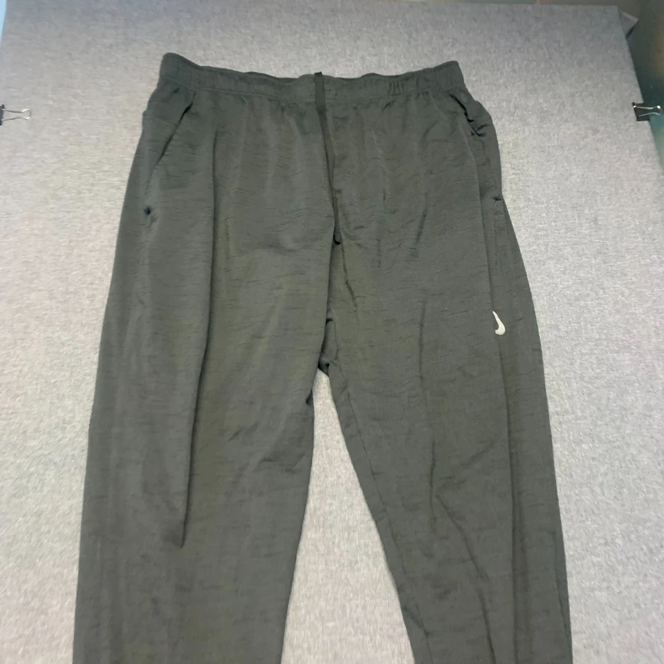 Pantalones de chándal Nike Yoga Dri-FIT para hombre talla XL gris oscuro bolsillos deportivos cónicos Foto 2 de 4