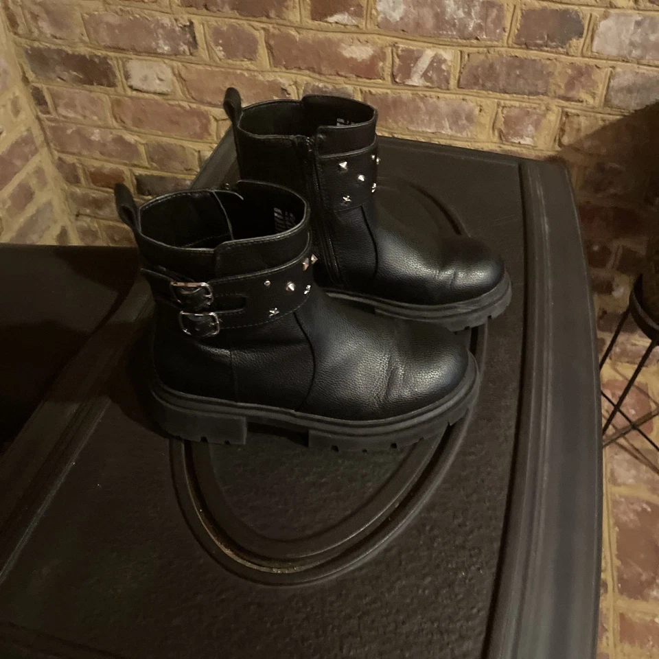 Botas de moto Kohl’s Sonoma talla 2 para niñas con hebillas y tachuelas de moda usadas en excelente estado Foto 3 de 4