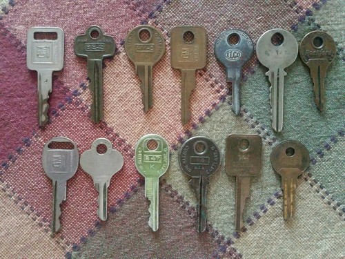 Vintage Mixed 13 Car Key Lot Truck GM Art Crafts Nickel Brass Coded Keys Gas - Picture 2 of 2