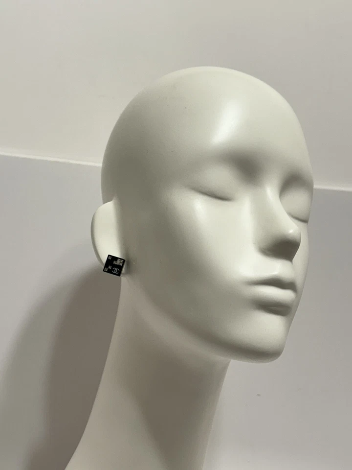Pendientes de Colección Chanel 05A Cuadrados de Cristal Negro Logo CC Foto 4 de 4