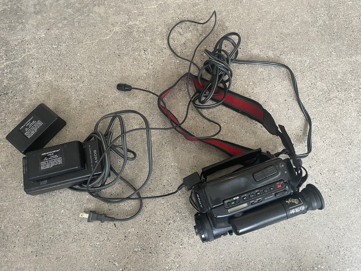 SONY Handycam Video Camera Recorder CCD-TR5 w/ AC V30 Power