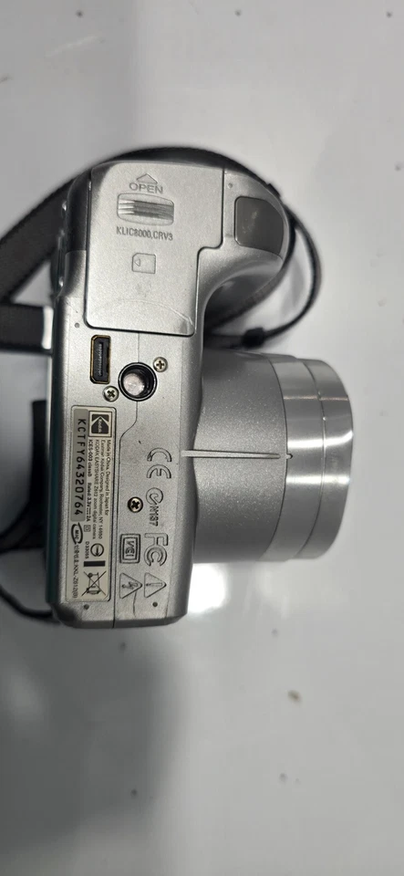 Cámara digital Kodak EasyShare Z612 plateada con zoom óptico 12X 6,1 Foto 4 de 4