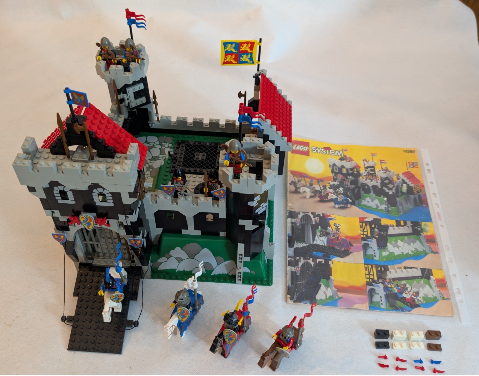 LEGO Castle: Black Knights: Black Knight's Castle (6086) Complete + Instructions