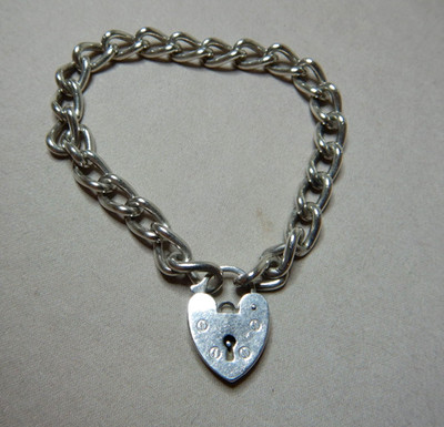 VINTAGE STERLING SILVER LINK CHAIN BRACELET WITH A HEART PADLOCK    4055