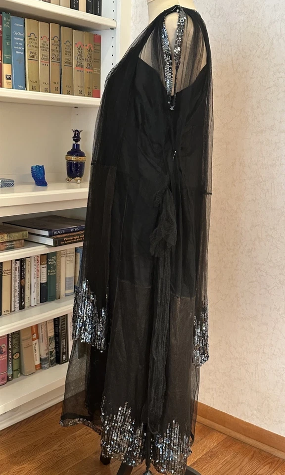 Antiguo vestido de aleta de los años 20 con lentejuelas Tuelle de seda negras gran Gatsby Art Deco Foto 3 de 4