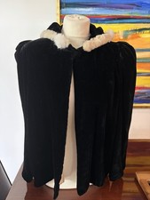 Vintage czarny aksamitny futro obszyty kapturem płaszcz operowy duży zakryty guzik WOW