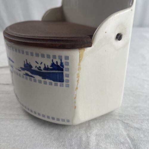 Caja de sal colgante de cerámica checa vintage azul y blanco con bisagras tapa de madera Eslovaquia - Imagen 11 de 15