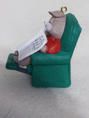 1992 MOM & DAD snoozing On Couch Hallmark Keepsake Christmas Ornament - 第 7/8 張圖片