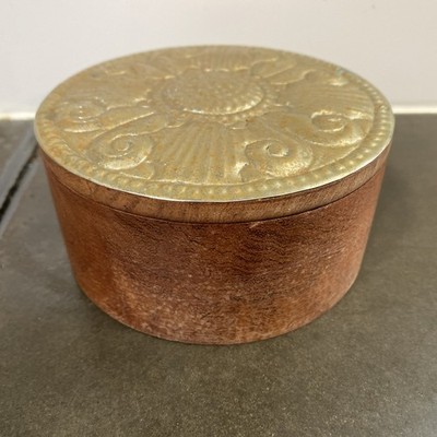 Hecho A Mano Wood Circular Trinket Box
