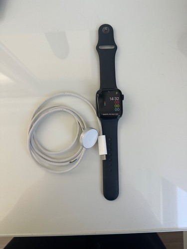 Apple Watch Series 9 GPS 41mm Midnight Aluminium Case with Midnight Sport Band - - Photo 2 sur 8