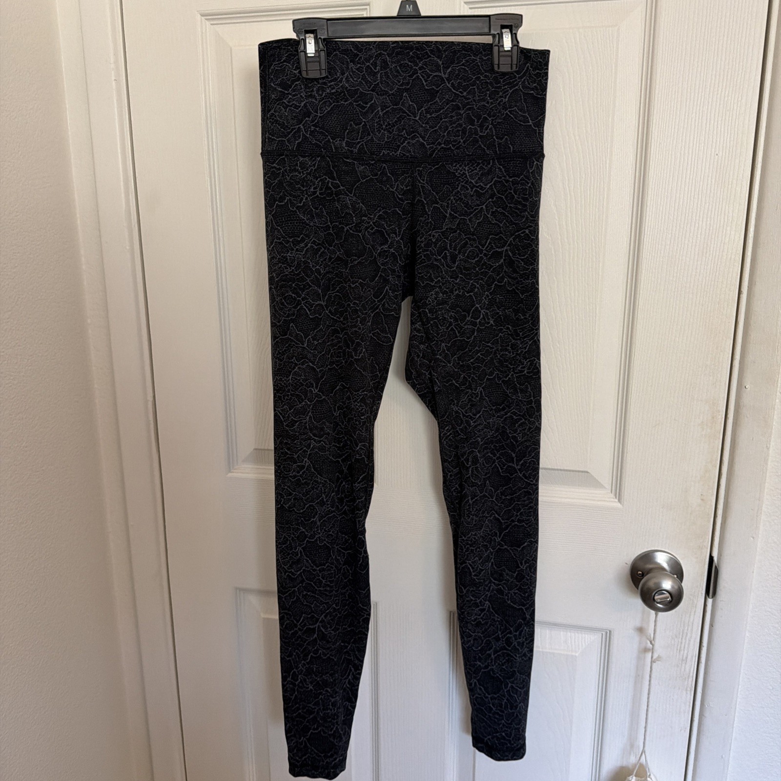 Lululemon Women’s  Size 6 Crop Gray Black Patterned Athletic legging Pant