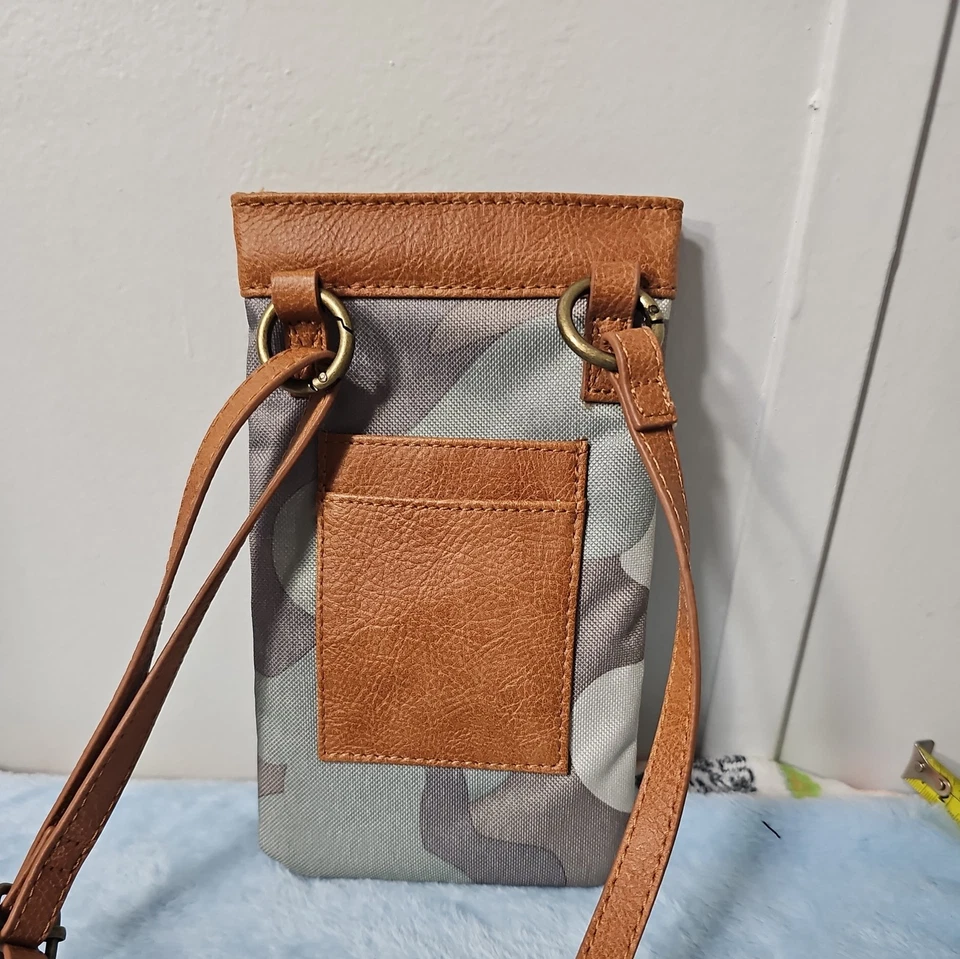 Bandolera con soporte para teléfono Thirty-One con estampado de camuflaje Foto 2 de 4