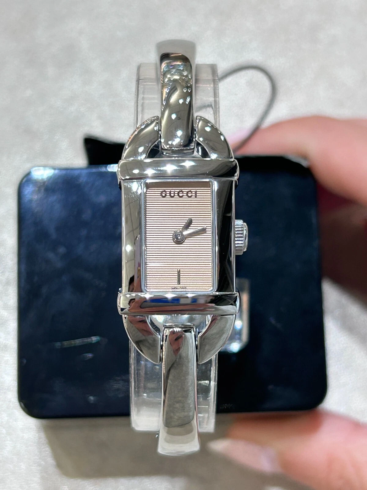 Montre pour femme neuve GUCCI 6800 bracelet en acier inoxydable YA068540