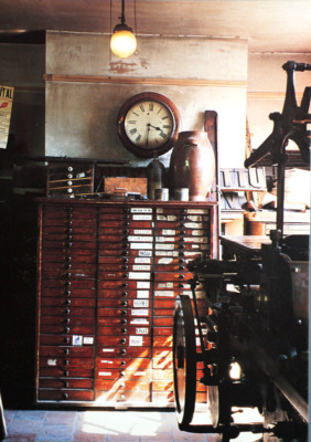 Postkarte Die Druckerei Blisten Hügel Freilicht Museum Uhr Vase Hardware Schrank