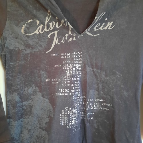 Calvin Klein Jeans Slate Blue Top Script Spellout Sz Large 'Torn' V Neck EUC 3/4 - Picture 2 of 7
