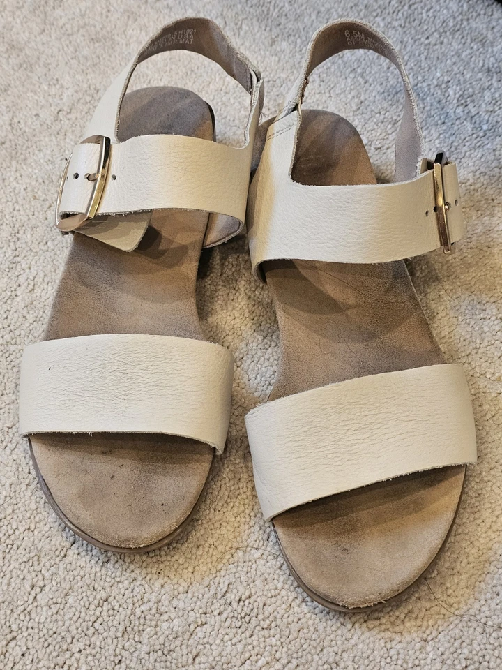 🌺Sandalias Munro Cleo para mujer de cuero crema con tacón y correa precio de venta sugerido por el fabricante US 6,5 W $200 Foto 2 de 4